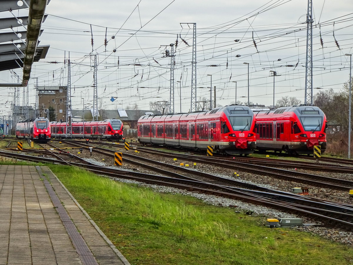 Seit der Übernahme des RE 9 durch die ODEG sind die 5-teiligen Flirt der DB arbeitslos geworden und im Vorfeld des Rostocker Hbf abgestellt. Ganz links wartet eine S1 nach Warnemünde Werft darauf, an den Bahnsteig vorzurücken, 17.03.2020.