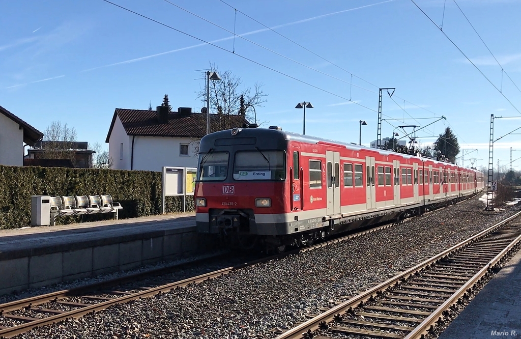 Seit ungefähr 2017 verirren sich auch wieder ET420 im Münchner Streckennetz auf Linien, die durch die Stammstrecke verkehren. 420 439 konnte hier als S2 nach Erding in Altenerding am 17.2.2019 bildlich verewigt werden. 