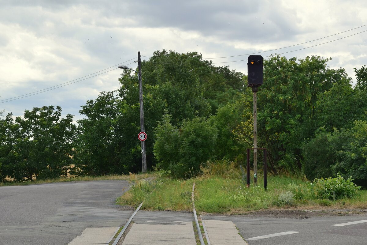 Seit vielen Jahren trotzt dieses alte Vorsignal allen Witterungen und leuchtet munter weiter. So gesehen in Magdeburg an der Ottersleber Straße. Das Signal gehört zu einem Abzweig welcher heute stillgelegt ist.

Magdeburg 02.08.2021