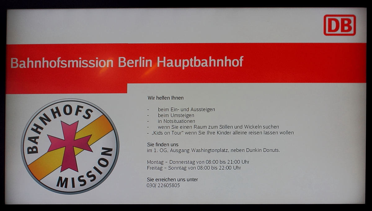 Seit weit über 100 Jahren und an über 100 Standorten – Bahnhofsmissionen in Deutschland.
So gesehen am 31.10.2014 auf dem Infobildschirm am Service-Point in Berlin Hauptbahnhof.
