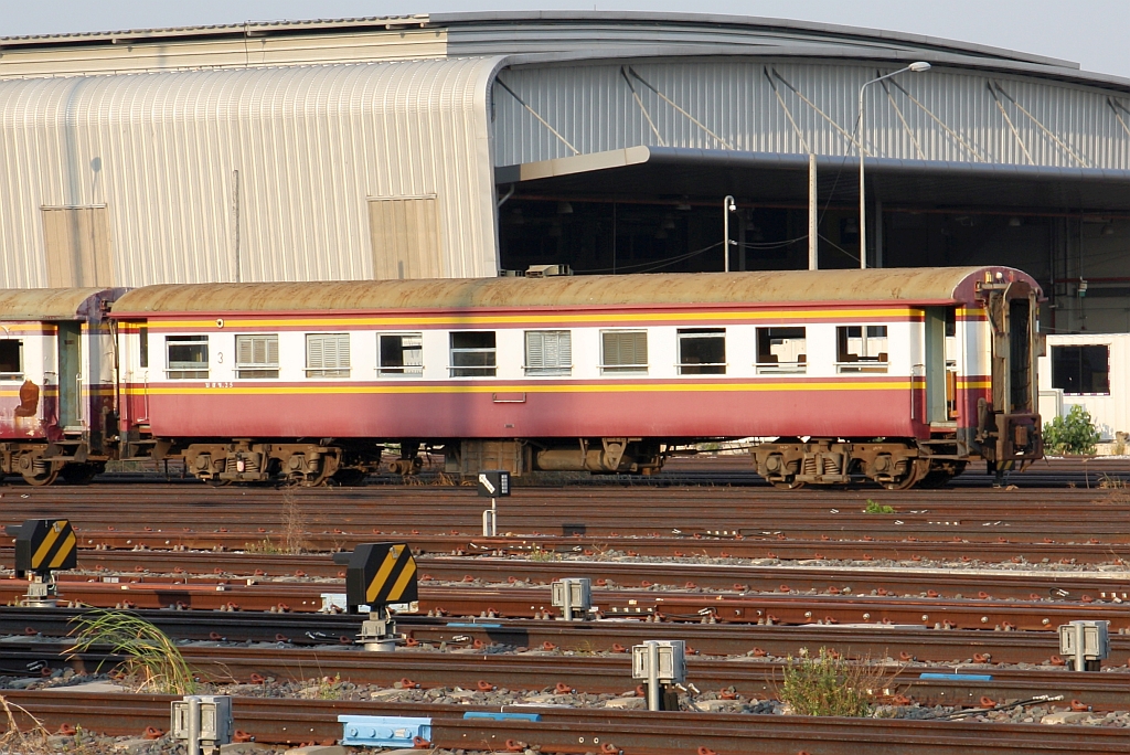 Seitdem die CNR-Garnituren einige Lok + Klassenzüge ersetzt haben sind die, in diesen eingereiht gewesenen, Speisewagen überzählig. - บสข. 25 (บสข.. =BBT./Bogie Buffet Third Class Carriage) wartet am 30.April 2024 im Phahonyothin Cargo Yard auf sein weiteres Schicksal.