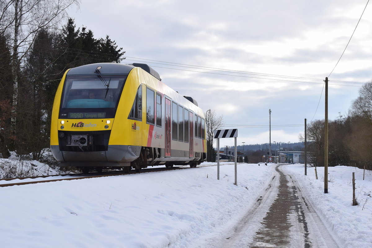 Seitdem die Formsignale in Rotenhain abgebaut sind stehen vor dem Haltepunkt nun Haltepunkttafeln. VT202 der HLB hat soeben Rotenhain passiert und fährt nun an der Haltepunkt Tafel vorbei in Richtung Altenkirchen.

Rotenhain 15.01.2021