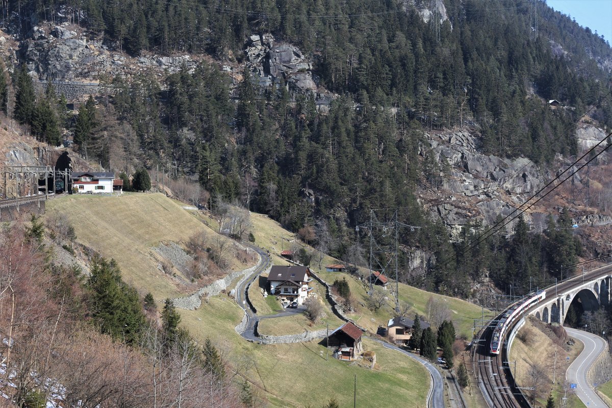 Seitdem der Gotthard-Basistunnel in Betrieb genommen wurde, gibt es auf der alten Gotthardstrecke nicht mehr so viel Verkehr wie früher... Darum ist diese Aufnahme schon etwas selten.
Die SBB Historic Ae 4/7 Nr. 10987 auf der oberste Ebene und die TILO RABe 524 103  Medrisio  als RE Erstfeld - Milano C. der mittleren Ebene bei Wassen.

