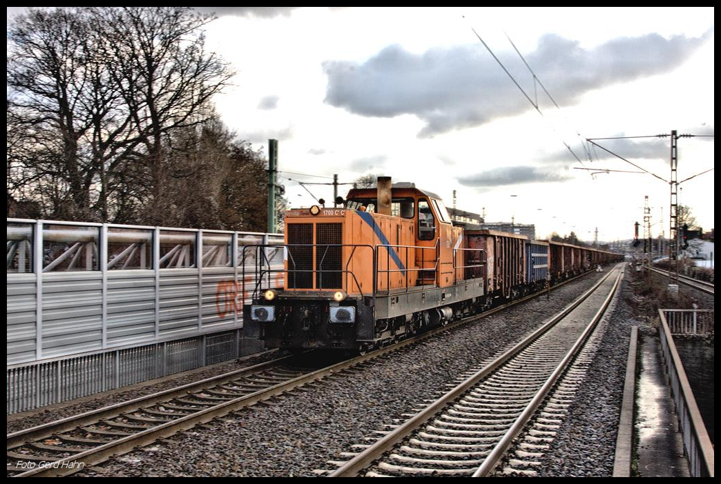 Seitdem die OHE den Güterverkehr im Bereich Georgsmarienhütte - Osnabrück aufgegeben hat, setzt der neue Betreiber eine Revita 1700 CC Diesellok auf dieser Relation ein. Hier kommt die Maschine am 5.1.2017 um 12.08 Uhr mit ihrem Leerzug in Osnabrück Altstadt an und fährt in Richtung Hafen an mir vorbei.