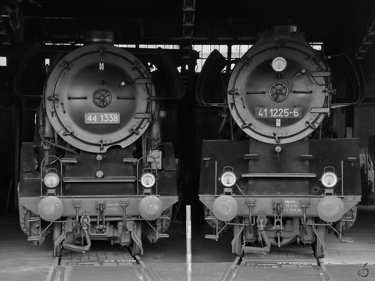Seite an Seite sind hier die Dampflokomotiven 44 1338 & 41 1225-6 zu sehen. (Sächsisches Eisenbahnmuseum Chemnitz-Hilbersdorf, September 2020)