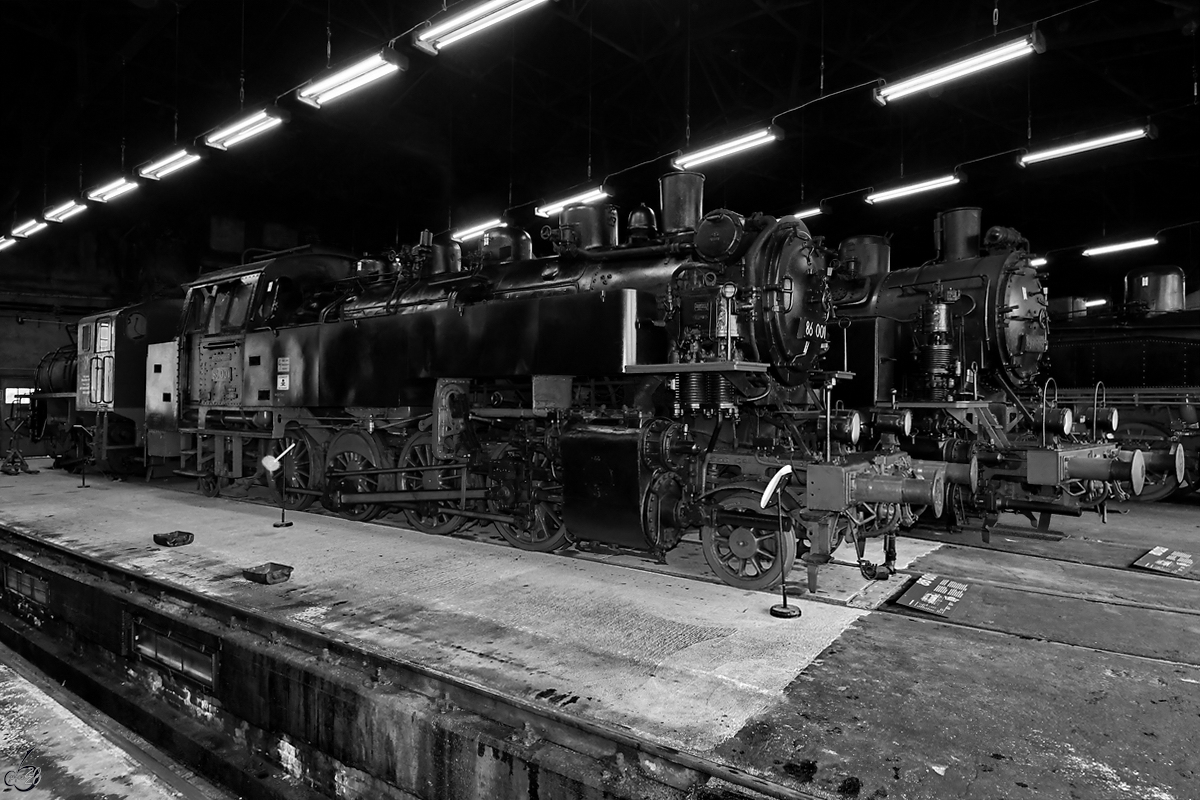 Seite an Seite sind hier die Dampflokomotiven 86 001 & 80 023 zu sehen. (Sächsisches Eisenbahnmuseum Chemnitz-Hilbersdorf, September 2020)