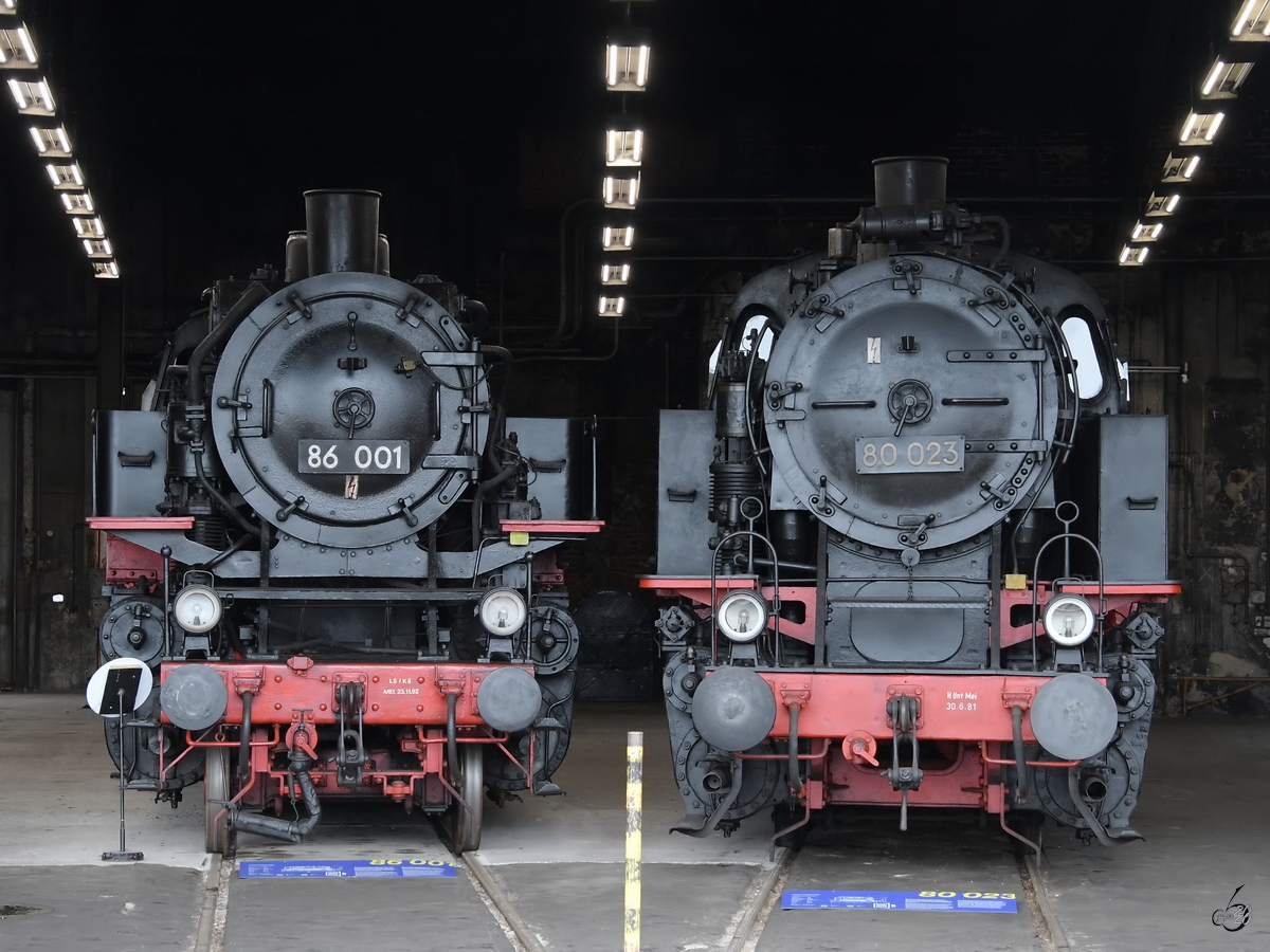 Seite an Seite sind hier die Dampflokomotiven 86 001 & 80 023 zu sehen. (Sächsisches Eisenbahnmuseum Chemnitz-Hilbersdorf, September 2020)