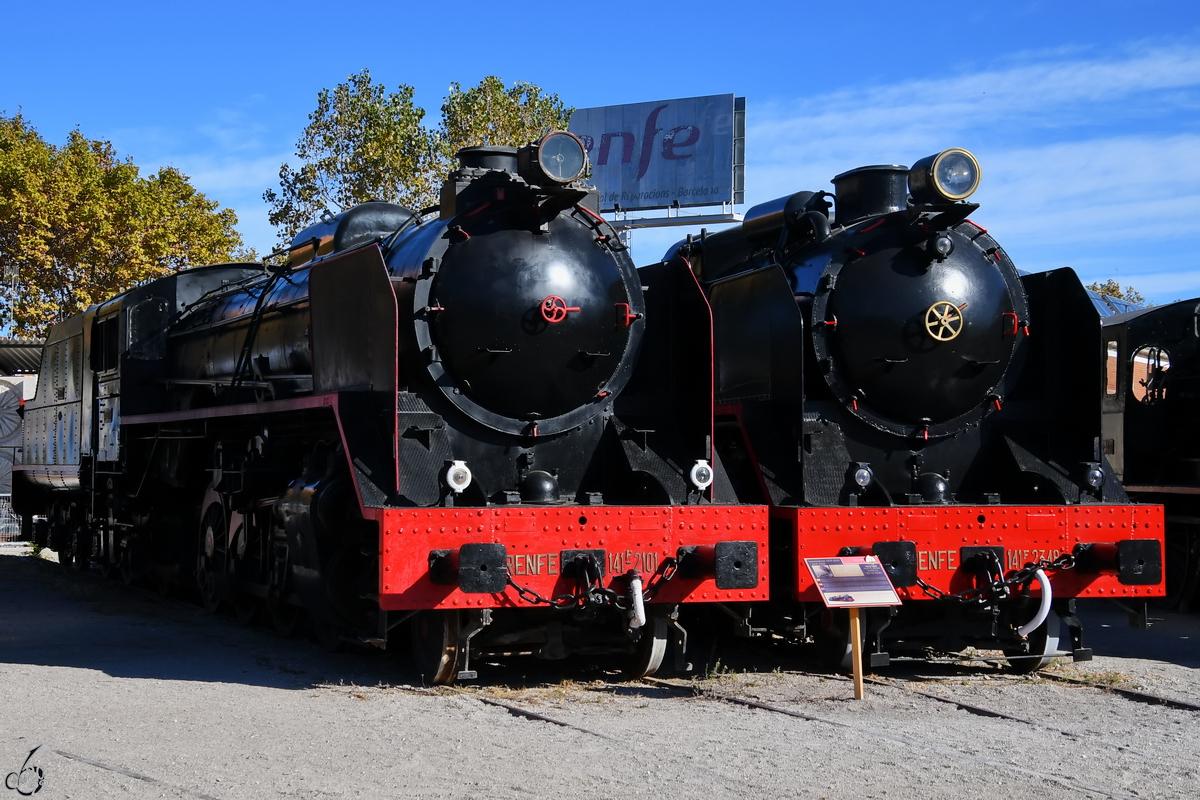 Seite an Seite stehen die Dampflokomotiven 141F-2101, Baujahr 1953 und 141F-2348, Baujahr 1957 im Eisenbahnmuseum von Katalonien. (Vilanova i la Geltrú, November 2022)