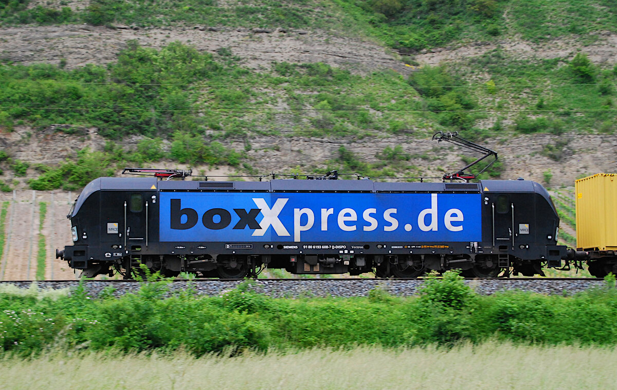 (SEITEN-)Ansichtssache: Boxxpress 192 608-7 im Maintal nordwärts. 05.06.2021