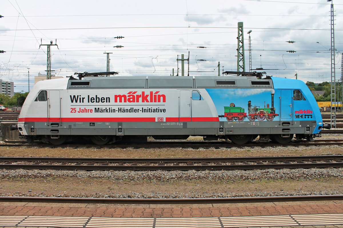 Seitenansicht von 101 071-9  Wir leben Märklin - 25 Jahre Märklin-Händler-Initiative , als sie am Nachmittag des 13.07.2015 abgestellt auf dem südlichen Stumpfgleis von Gleis 4/5 in Basel Bad Bf stand. Am Abend bespannte sie dann den CNl nach Berlin.