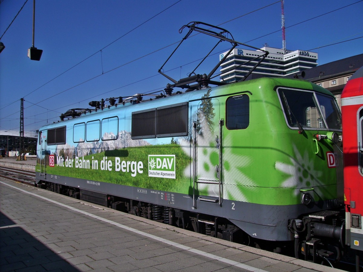 Seitenansicht von der 111 039-4, als sie im Sommer 2011 mit einer RB nach Mittenwald in München Hbf auf die Abfahrt wartet.