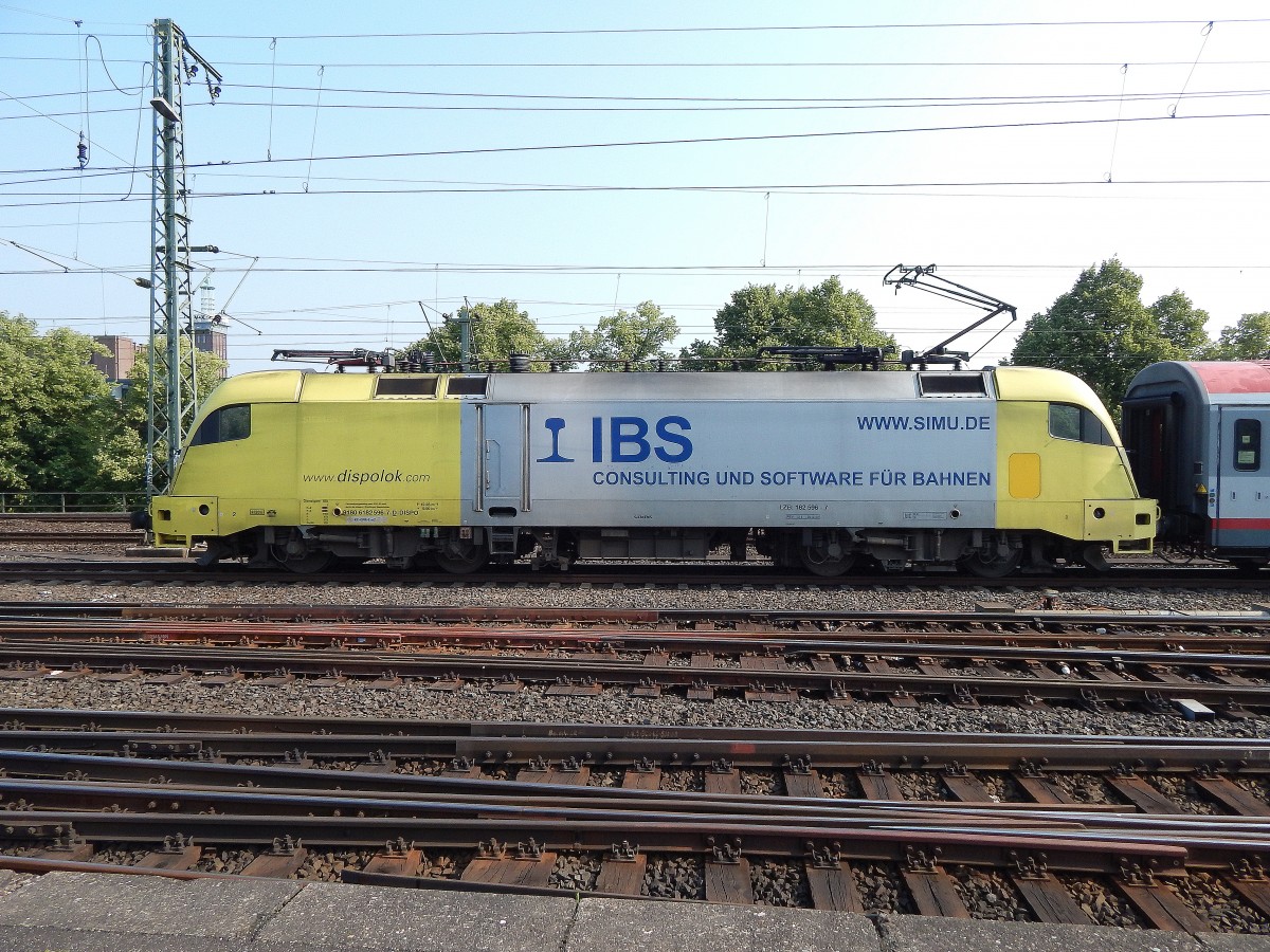 Seitenansicht der 182 596-7 IBS. Hier ist sie gerade in Köln Deutz auf den Weg zum Kölner Hbf.

Köln Deutz 03.07.2015