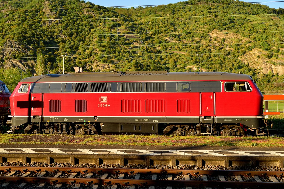 Seitenansicht von der 215 086-6 in Oberwesel. 8.5.2016