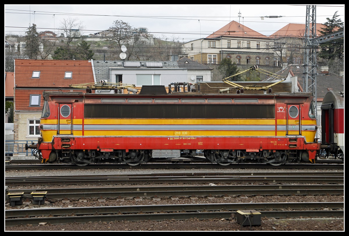 Seitenansicht der 240 030 in Bratisvlava Hlavna Stanica am 28.03.2019.