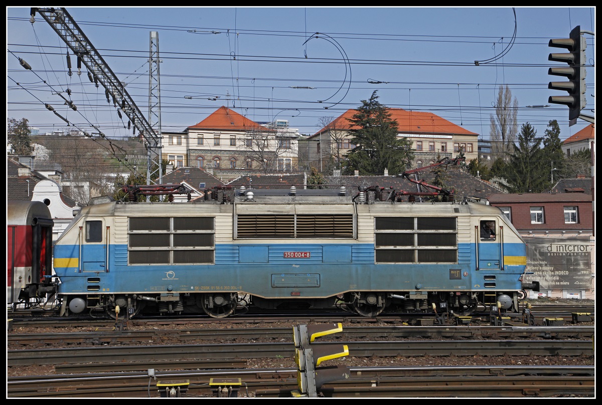 Seitenansicht der 350 004 in Bratislava Hlavna Stanica am 25.03.2018.