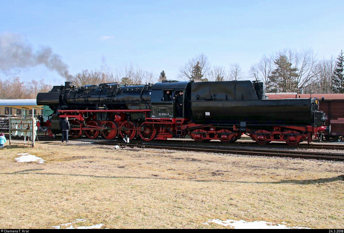 Seitenansicht von 52 8154-8 des Verein Eisenbahnmuseum Bayerischer Bahnhof zu Leipzig e.V., die zu den 21. Leipziger Eisenbahntagen im Eisenbahnmuseum Leipzig-Plagwitz Führerstandsmitfahrten durchführt. [24.3.2018 | 11:10 Uhr]