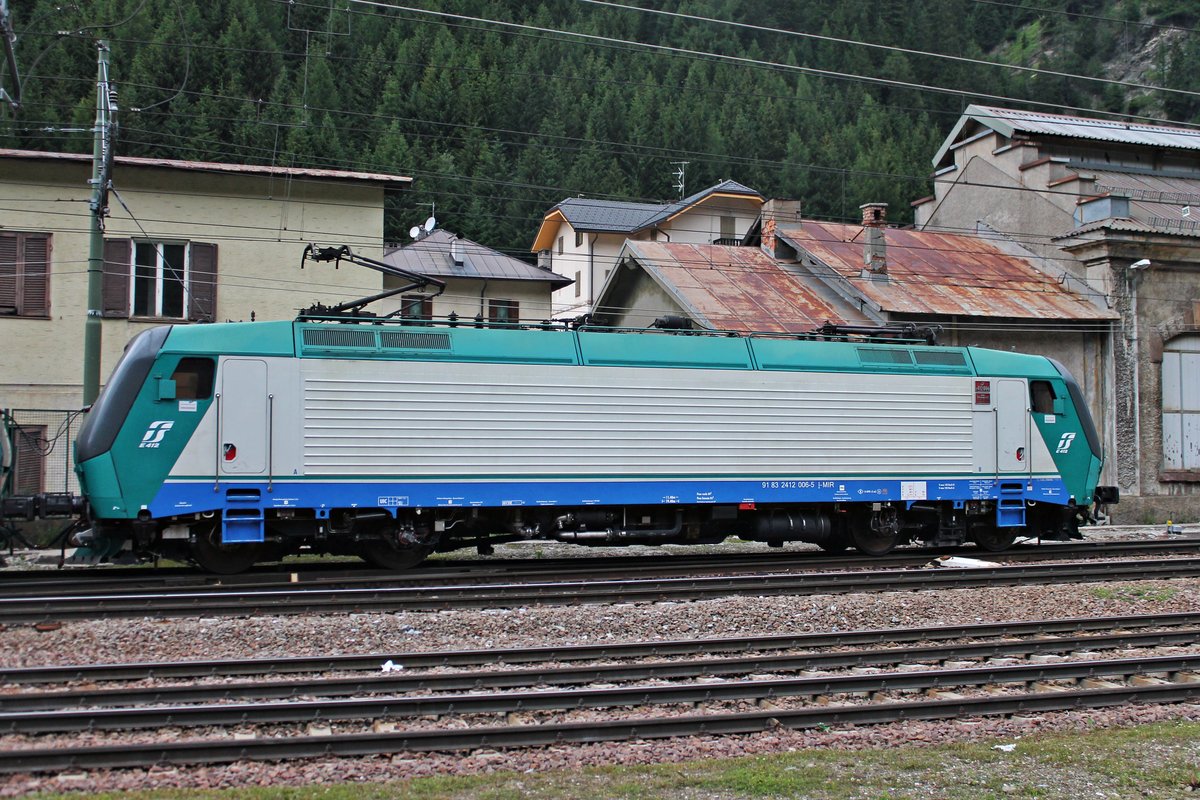 Seitenansicht am 05.07.2018 von E 412 006, als sie zusammen mit E 412 002 im Bahnhof von Brennero in Richtung Abstellgleis rangierte. Zuvor kamen sie als Lokzug aus Verona in den Grenzbahnhof.