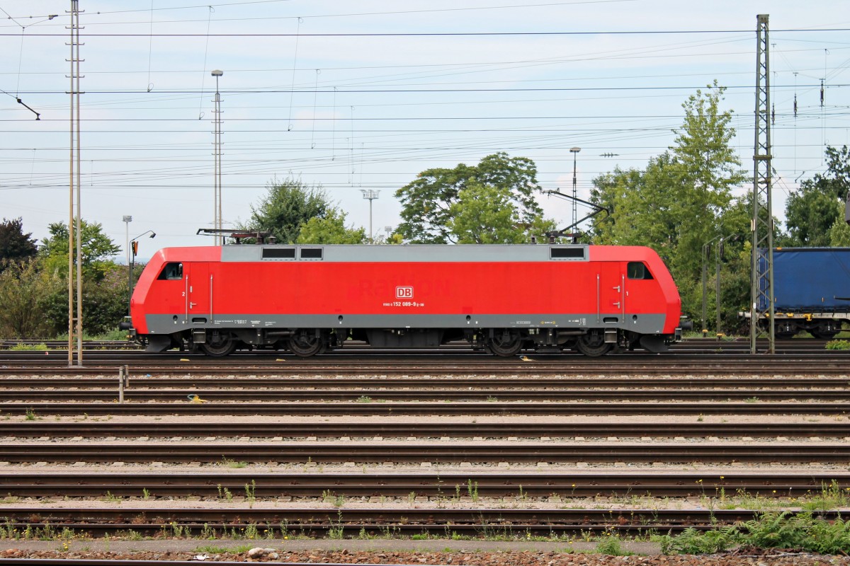 Seitenansicht am 05.09.2014 von der 152 089-9, als sie aus der Richtung vom Schenker Werk Haltingen durch den Rangierbahnhof Weil am Rhein ins DUSS Terminal rangierte.