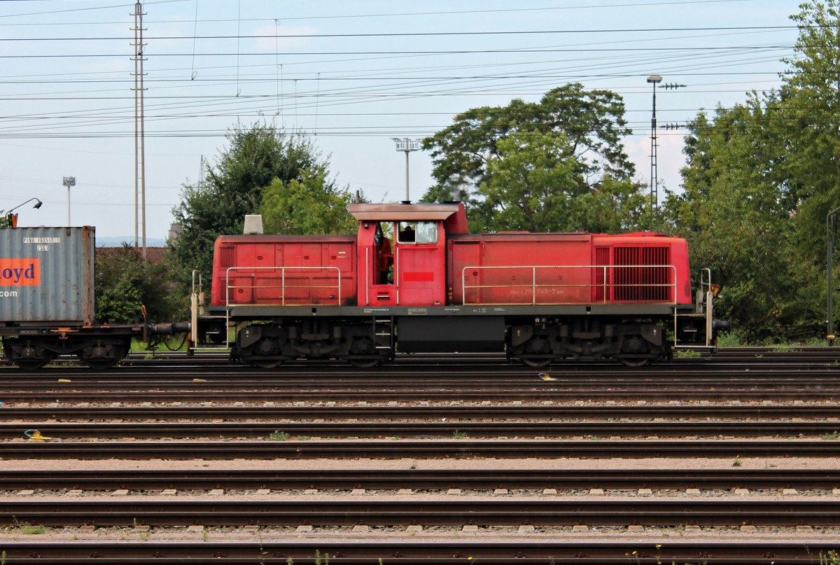 Seitenansicht am 05.09.2014 von der Mannheimer 294 749-7, als sie Containerwagen vom Rangierbahnhof Weil am Rhein ins DUSS Terminal drückte.