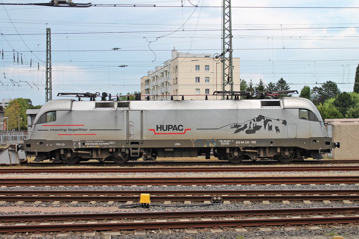 Seitenansicht am 22.07.2015 der ES 64 U2-102 (182 602-3) von HUPAC/WLC, als sie abgestellt im südlichen Teil von Basel Bad Bf stand. SIe brachte zuvor einen Sonderzug in die Schweiz.