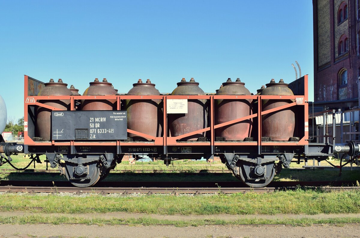 Seitenansicht auf einen alten Topfwagen Zik für Fässer mit je 1000l Fassvolumen im Magdeburger Hafen. Da damals Säuren und Laugen die Metall angreifen nicht in Kesselwagen transportieren konnte da noch keine Speziallegierung existierte wurden die Flüssigkeiten in Steinzeugtöpfen transportiert.

Magdeburg 23.07.2020