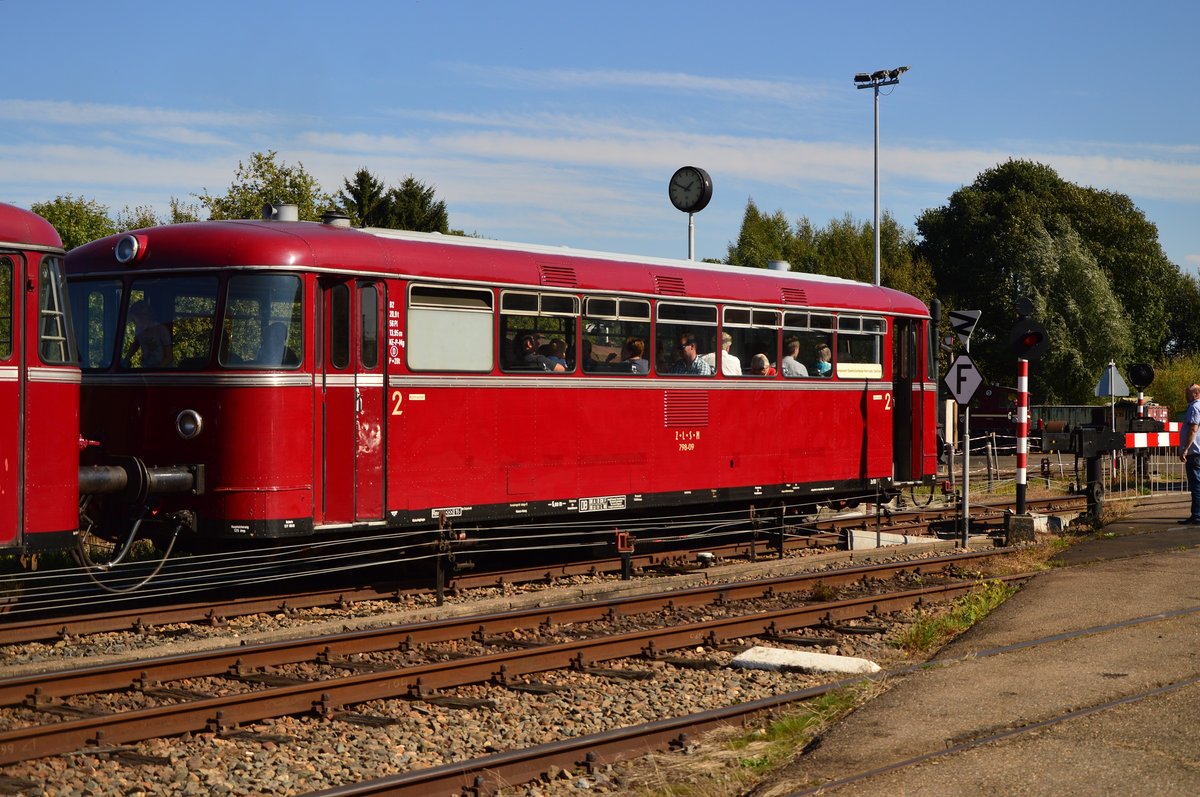 Seitenansicht auf den VT98 der ZLSM am Haltepunkt Werkplaats, bevor es weiter nach Vetschau geht. Sonntag  25.9.2016
