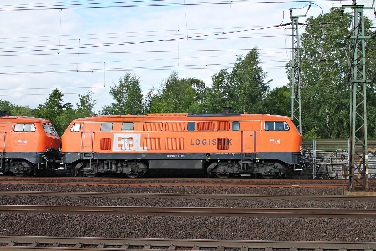 Seitenansicht von BBL 16 (225 100-7) am 26.05.2015, als sie mit BBL 19 (225 015-7) durch Harburg gen Norden fuhr.