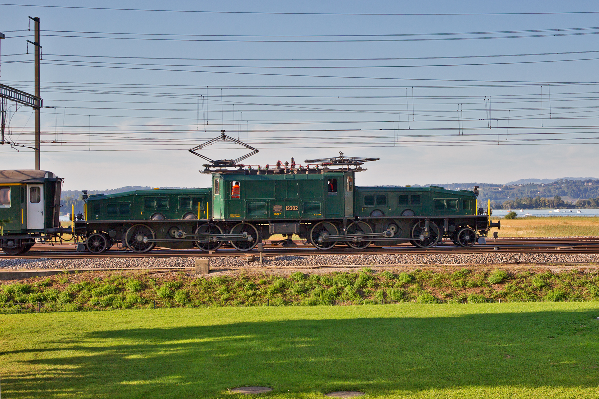 Seitenansicht der Be 6/8 13302 bei einer Sonderfahrt aus Luzern,hier in Pfäffikon SZ, mit einem historischen Wagen fährt sie letzten Kilometer zurück ins Lokdepot Rapperswil.Bild vom 29.8.2015