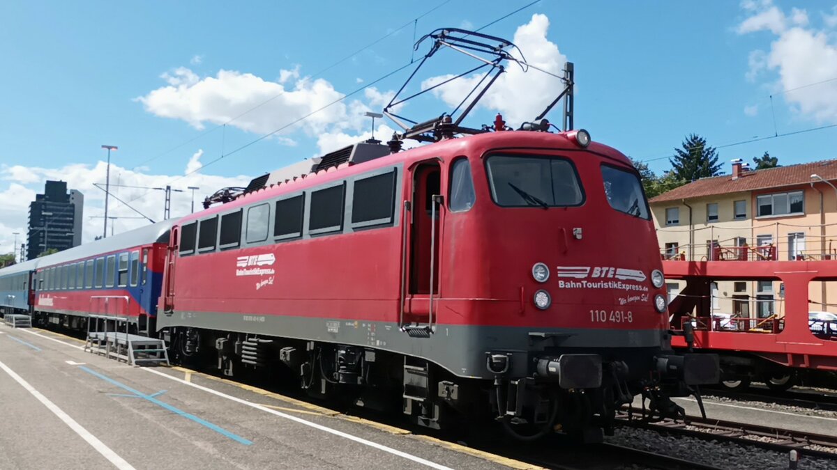 Seitenansicht von BTE 110 491-8 mit dem Autoreisezug Lörrach Hamburg am 9.9.22 in Lörrach Terminal 