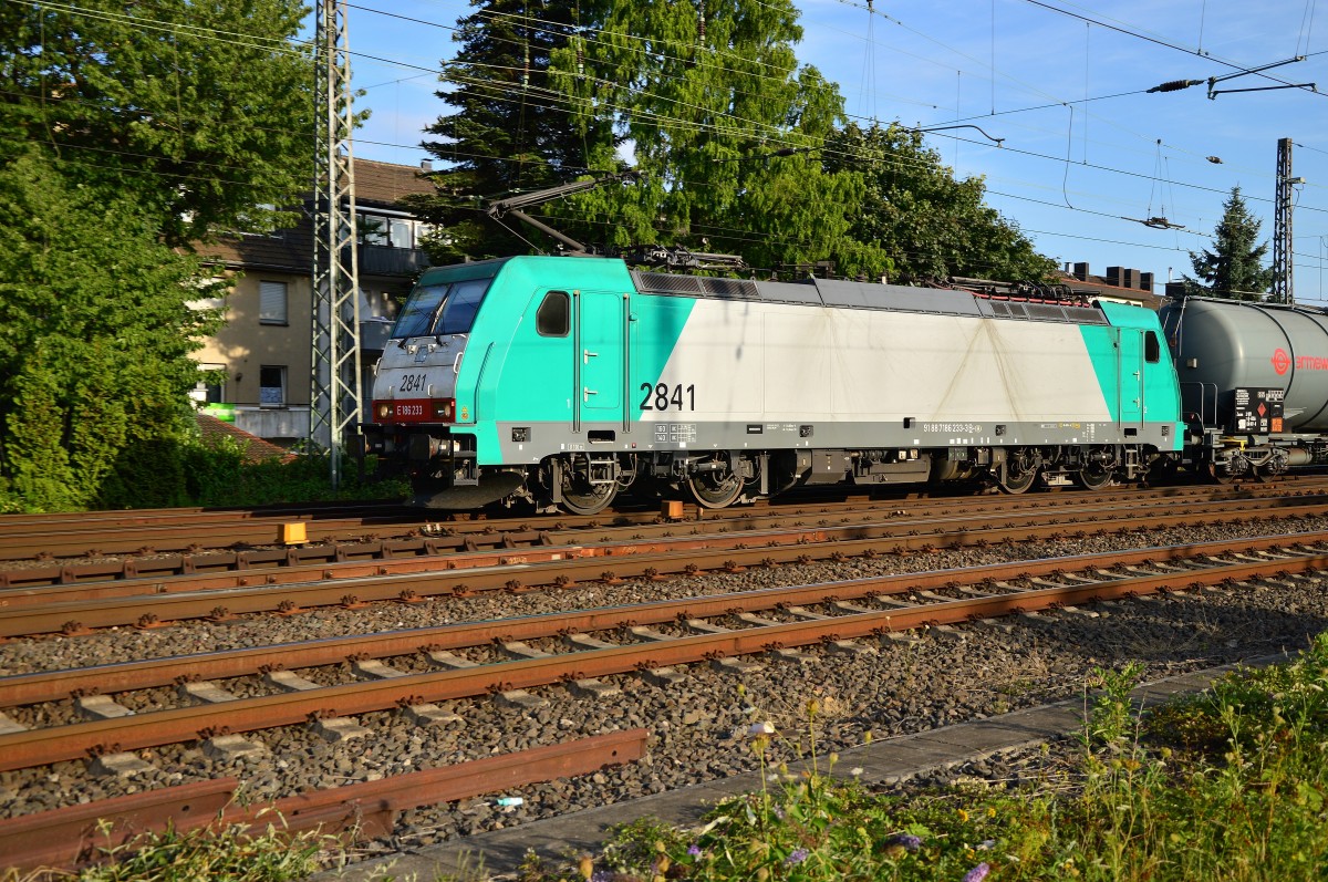 Seitenansicht der COBRA 2841 in Rheydt Hbf vom 6.8.2015