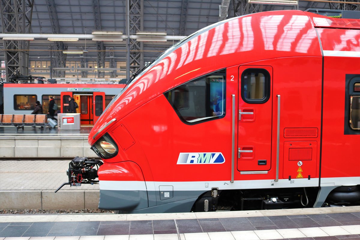 Seitenansicht von DB Regio PESA Link 633 005 am 02.02.19 in Frankfurt am Main Hbf
