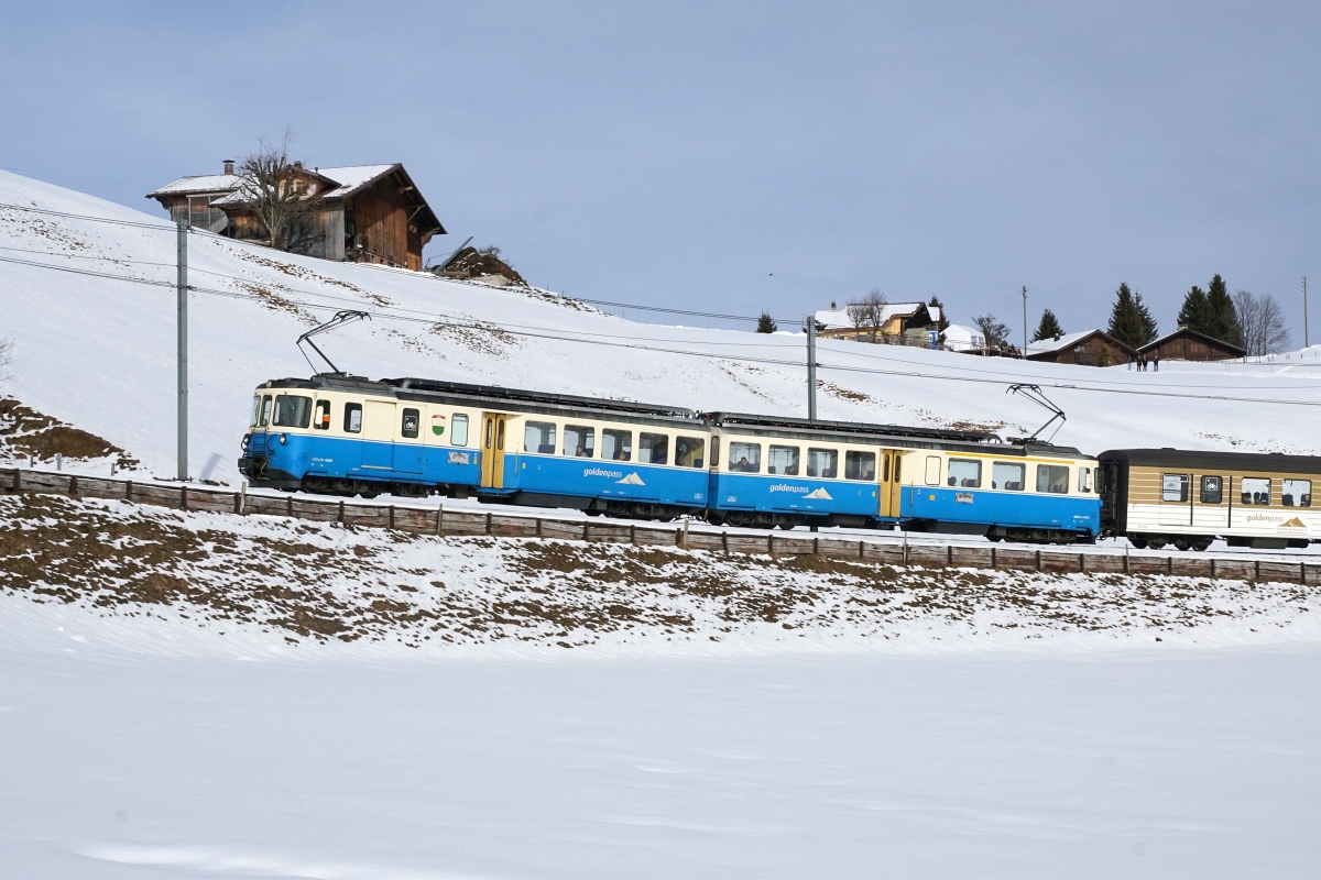 Seitenansicht des ABDe 8/8 4002, der noch seine letzten Tage/Wochen bei der MOB geniesst. Der erste neue Triebzug wurde inzwischen abgeliefert (Schönried, 06.02.2016).
