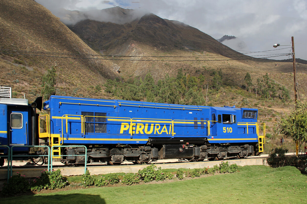 Seitenansicht der Diesellok 510 des Touristenzuges von (Cuso -) Poroy - Ollantaytambo - Aguas Calientes (- Machu Picchu). Ollantaytambo, 15.7.2015