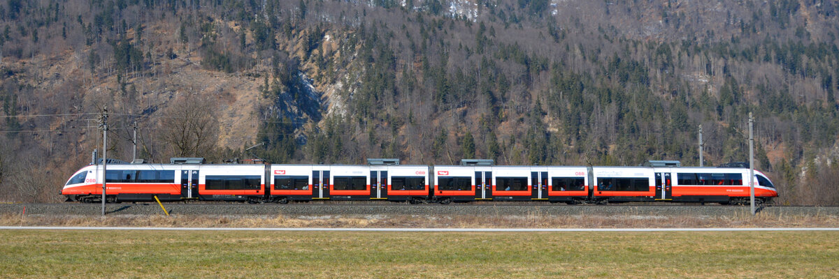 Seitenansicht: Ein Cityjet rollt langsam auf den S-Bahnhaltepunkt Schaftenau zu. 05.03.2022