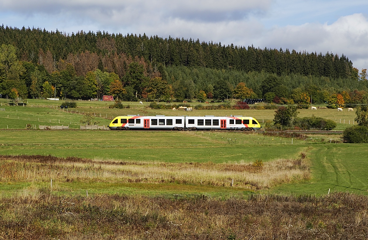 Seitenansicht eines HLB-VTs der Rothaarbahn auf dem Weg von Bad Berleburg nach Siegen (Lützel 11.10.2022)