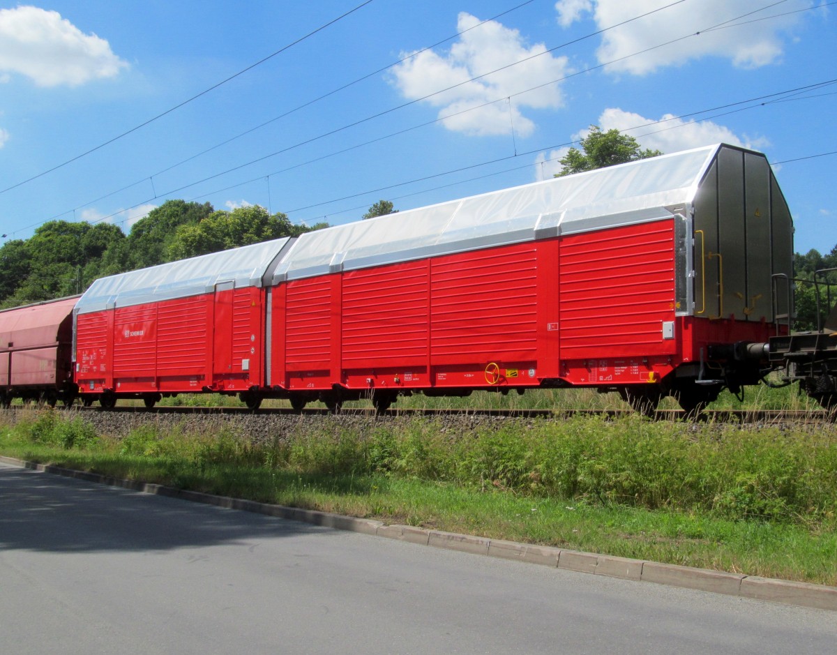 Seitenansicht eines neuen Autotransportwagens der Bauart Hccrs am 02. Juli 2014 in Kronach.