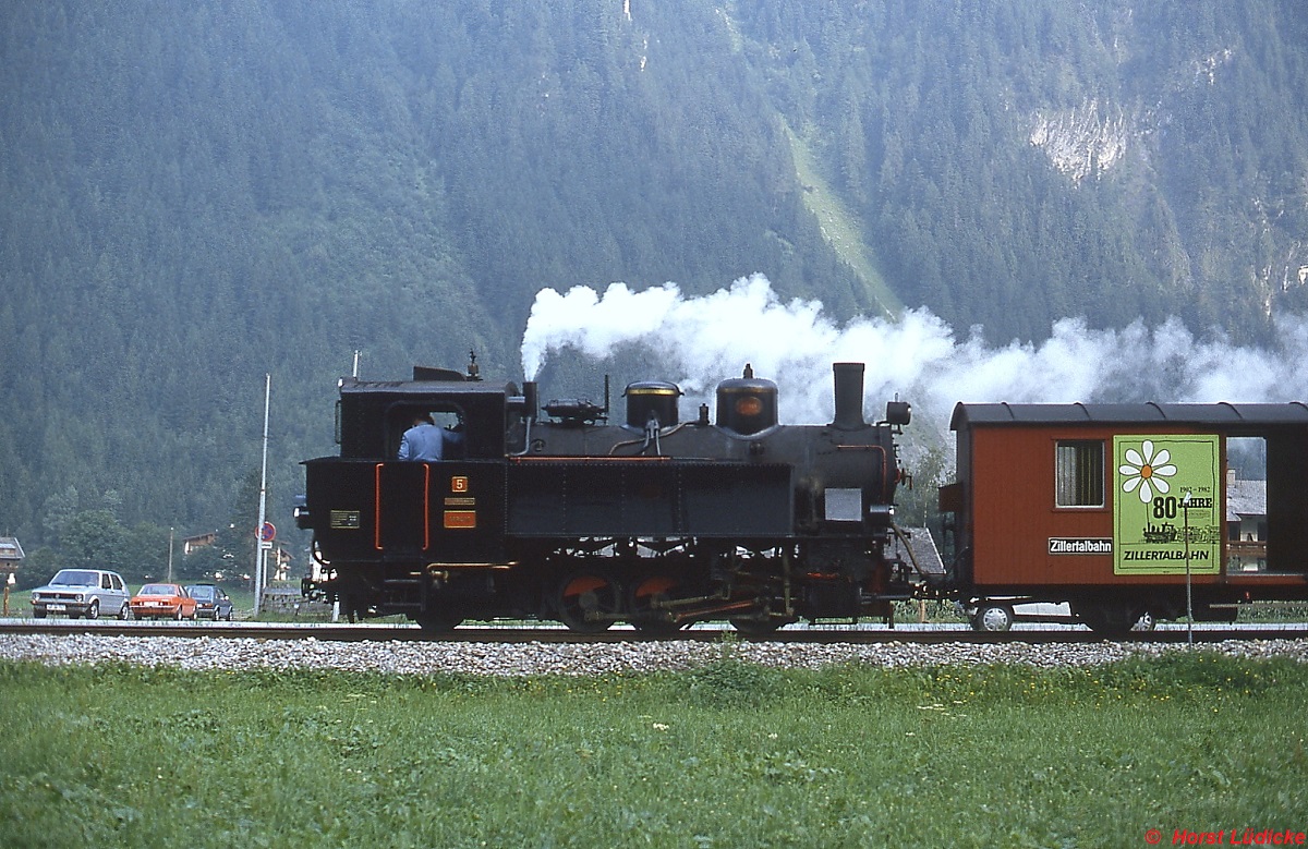 Seitenansicht von Lok 5 vor einem Personenzug bei Mayrhofen (September 1984). Die Lok (Reihe Uh) wurde 1930 von Krauss/Linz gebaut.