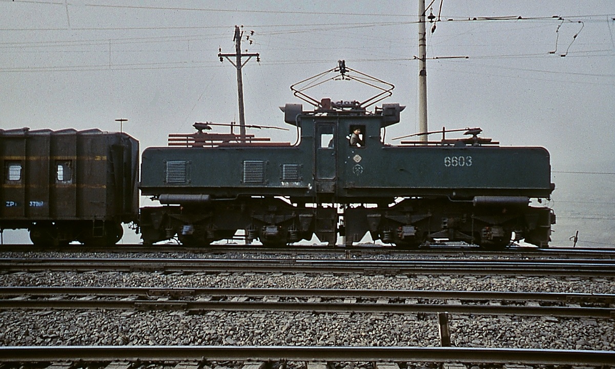 Seitenansicht der Lok 6603 (LEW IV-KP) im Kohletagenbau Fuxin (Februar 1998)