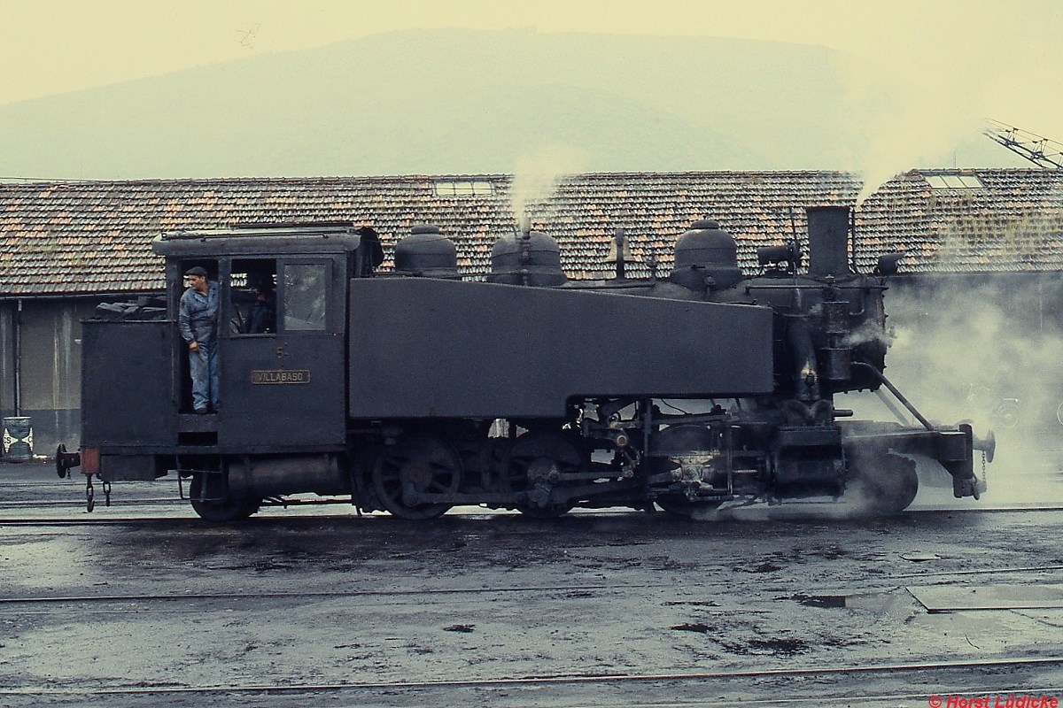 Seitenansicht von Lok Nr. 5 im Deposito Ponferrada (04.05.1984)