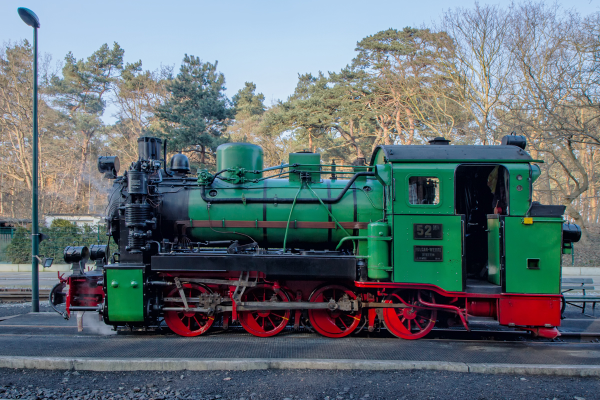 Seitenansicht von Mh 52 der RBB mit zu erkennendem Fabrikschild auf dem Bahnhof Göhren. - 09.03.2016