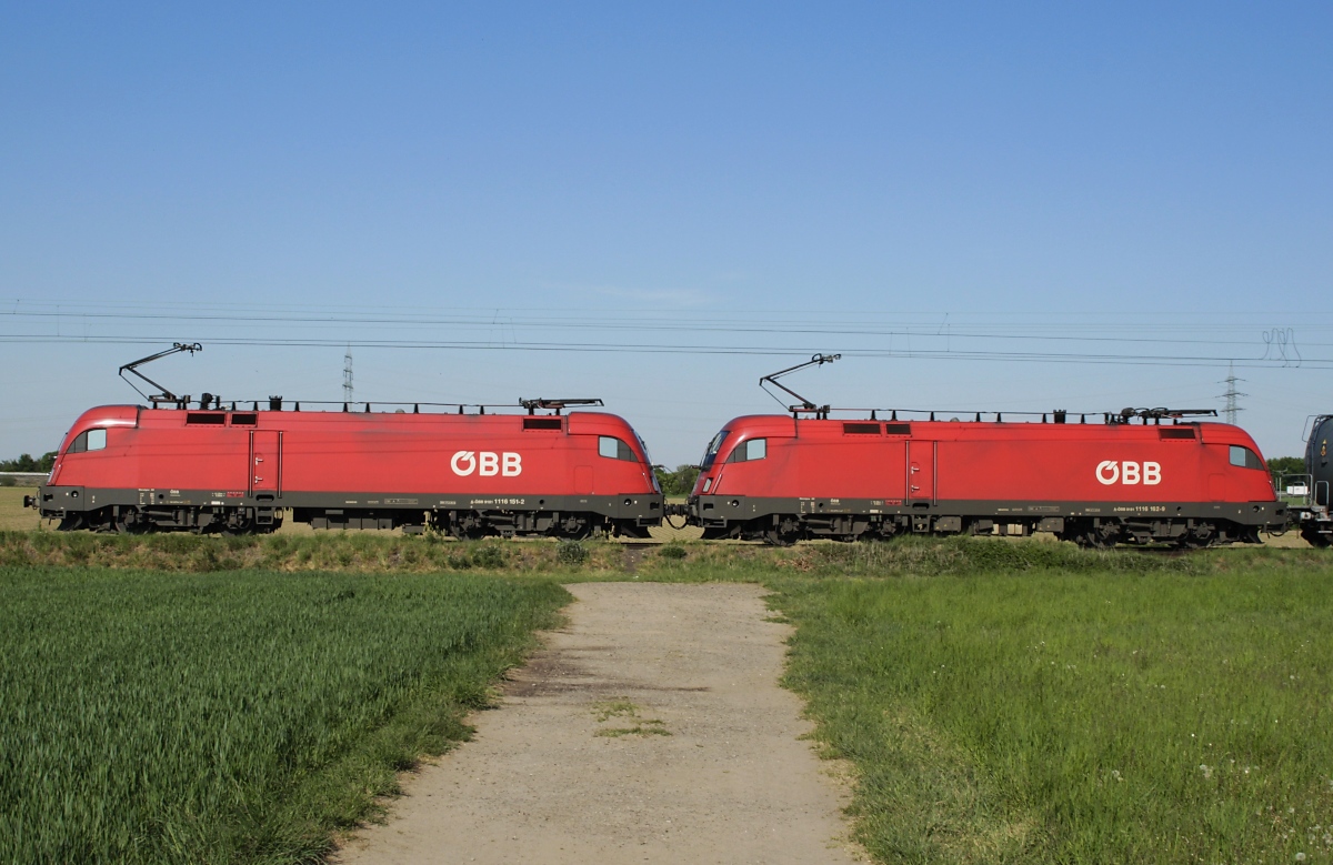 Seitenansicht der ÖBB-1116 151-2 und 162-9 vor ihrem Kesselwagenzug (Neuss-Elvekum 06.05.2020)