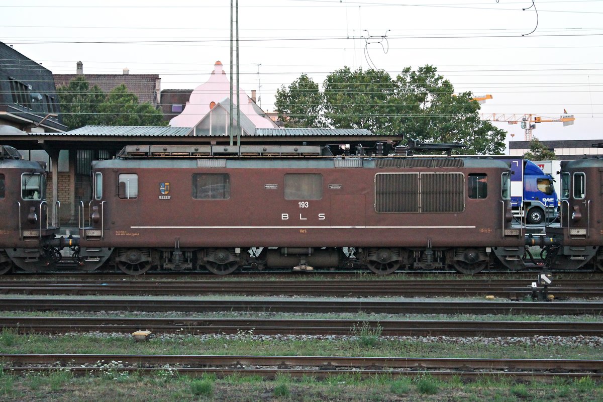 Seitenansicht von Re 4/4 193 (425 193-0)  Steg , als sie am Morgen des 07.08.2015 vor der Eilgutrampe in Basel Bad Bf mit mehreren Schwesternmaschinen abgestellt auf ihren nächste Leistung wartete.