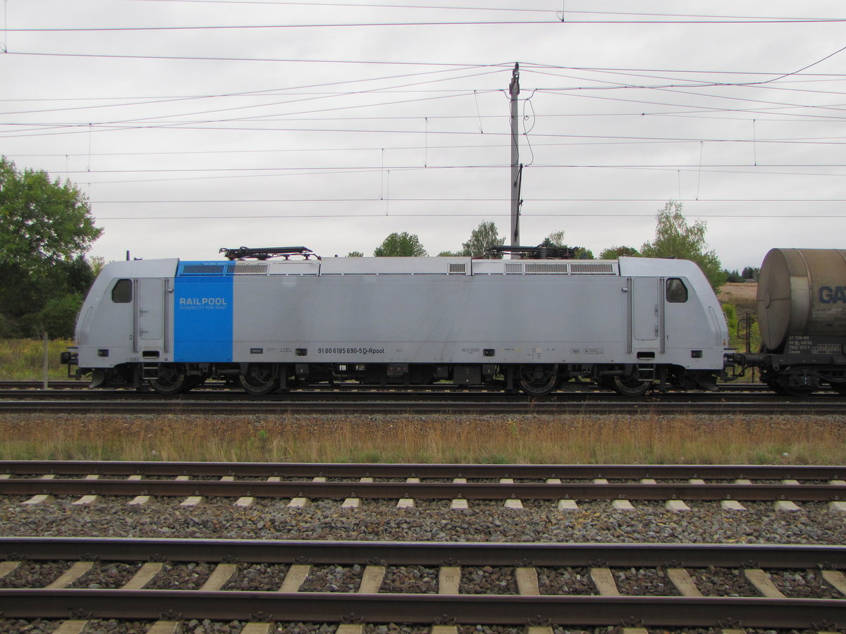 Seitenansicht der SETG 185 690-5 am 30.09.2016 beim pausieren in Neudietendorf.