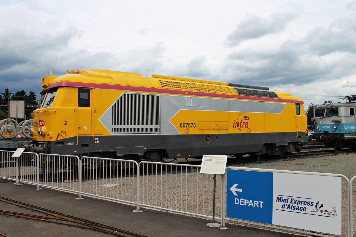 Seitenansicht von SNCF infra BB 667575, als sie auf dem Außengelände vom Cité du Train in Mulhouse stand. (20.08.2014)