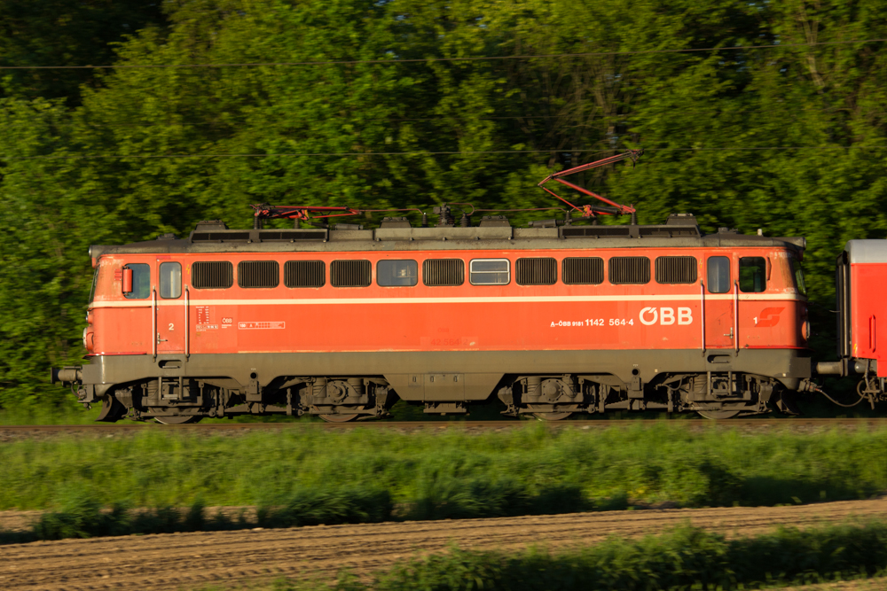 Seitenansicht, sowie ein  Mitzieher  der 1142 567, einer der letzten blutorangen 1142er. Schiebt gerade den R 4147 von Graz Hauptbahnhof nach Spielfeld/Straß. Aufgenommen am 08.05.2014 zwischen Leibnitz und Retznei.