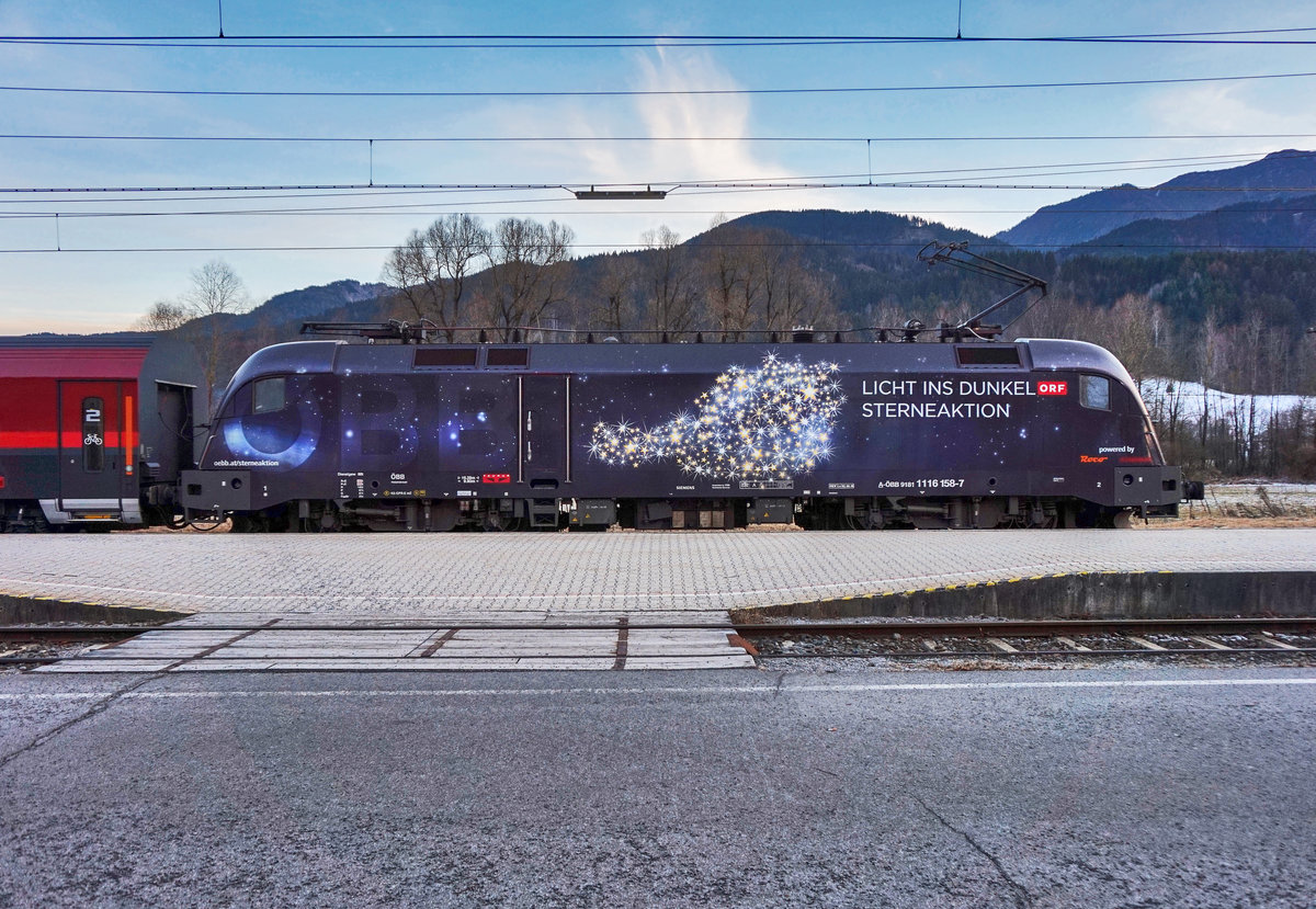 Seitenansicht der  Sternelok  1116 158-7 beim Halt im Bahnhof Greifenburg-Weißensee.
Unterwegs war die Lok am Zugschluss des railjet 632 (Lienz - Wien Hbf).
Aufgenommen am 2.1.2017. 