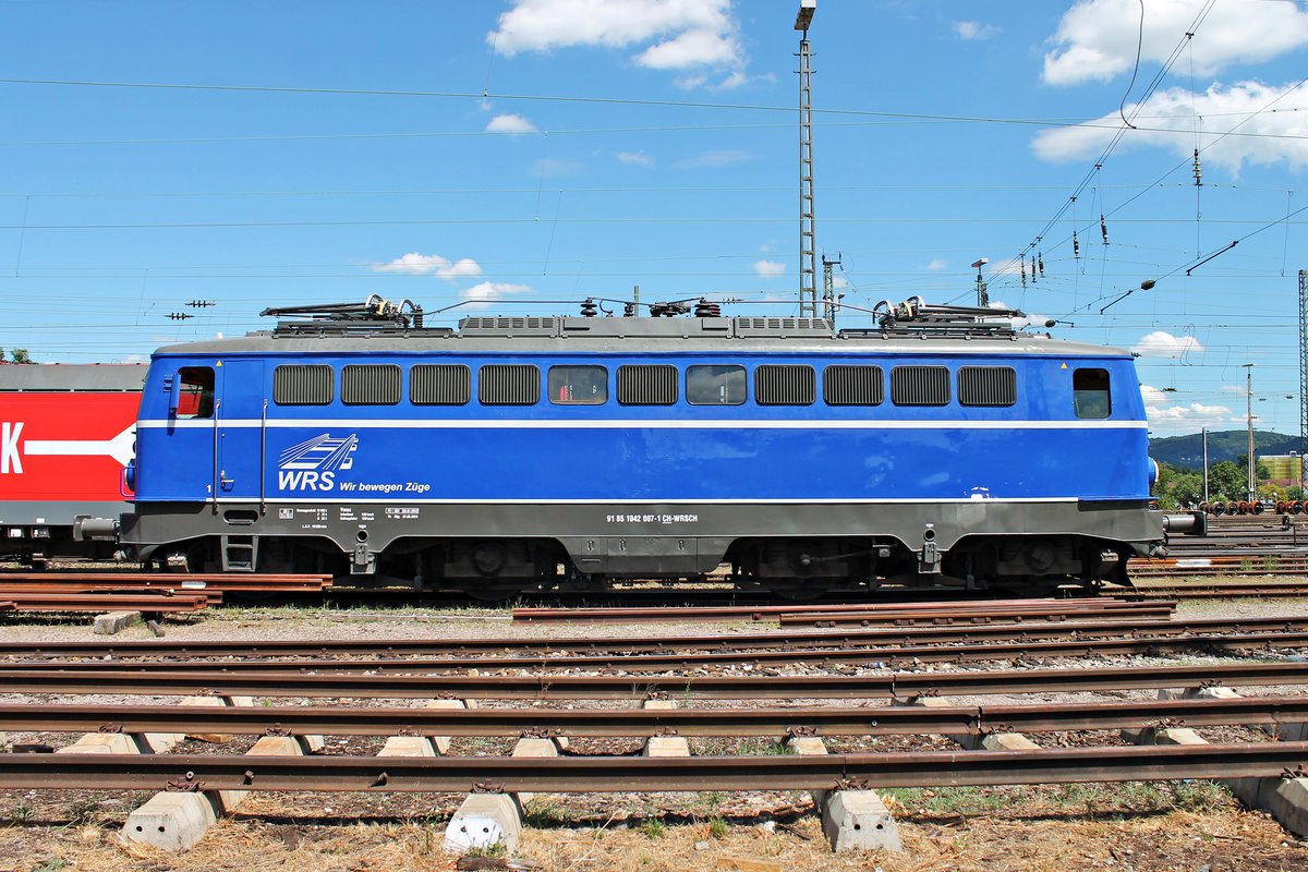 Seitenansicht von WRS Ae 1042 007 (ex. ÖBB), welche am 20.07.2015 im nördlichen Vorfeld vom Badischen Bahnhof von Basel abgestellt war und dort auf ihren nächsten Einsatz wartete.
