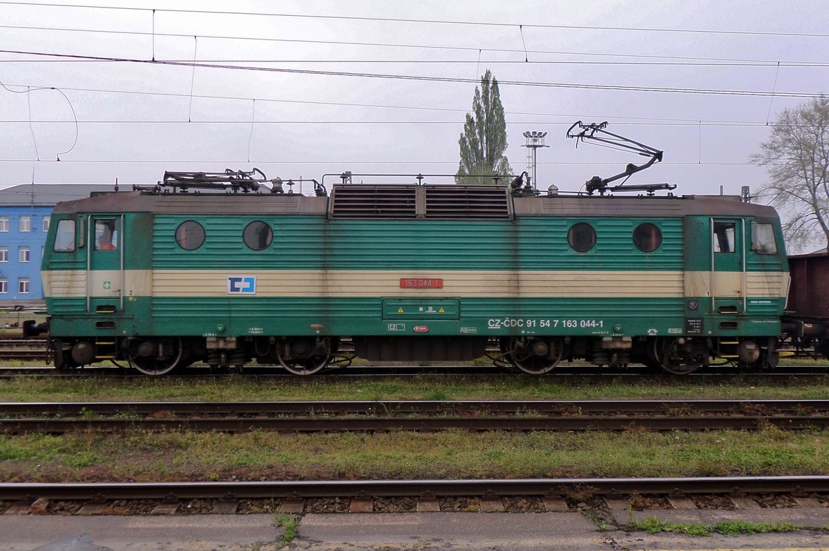 Seitenblick auf 163 044 in Ostrava hl.n. am 4 Mai 2016.