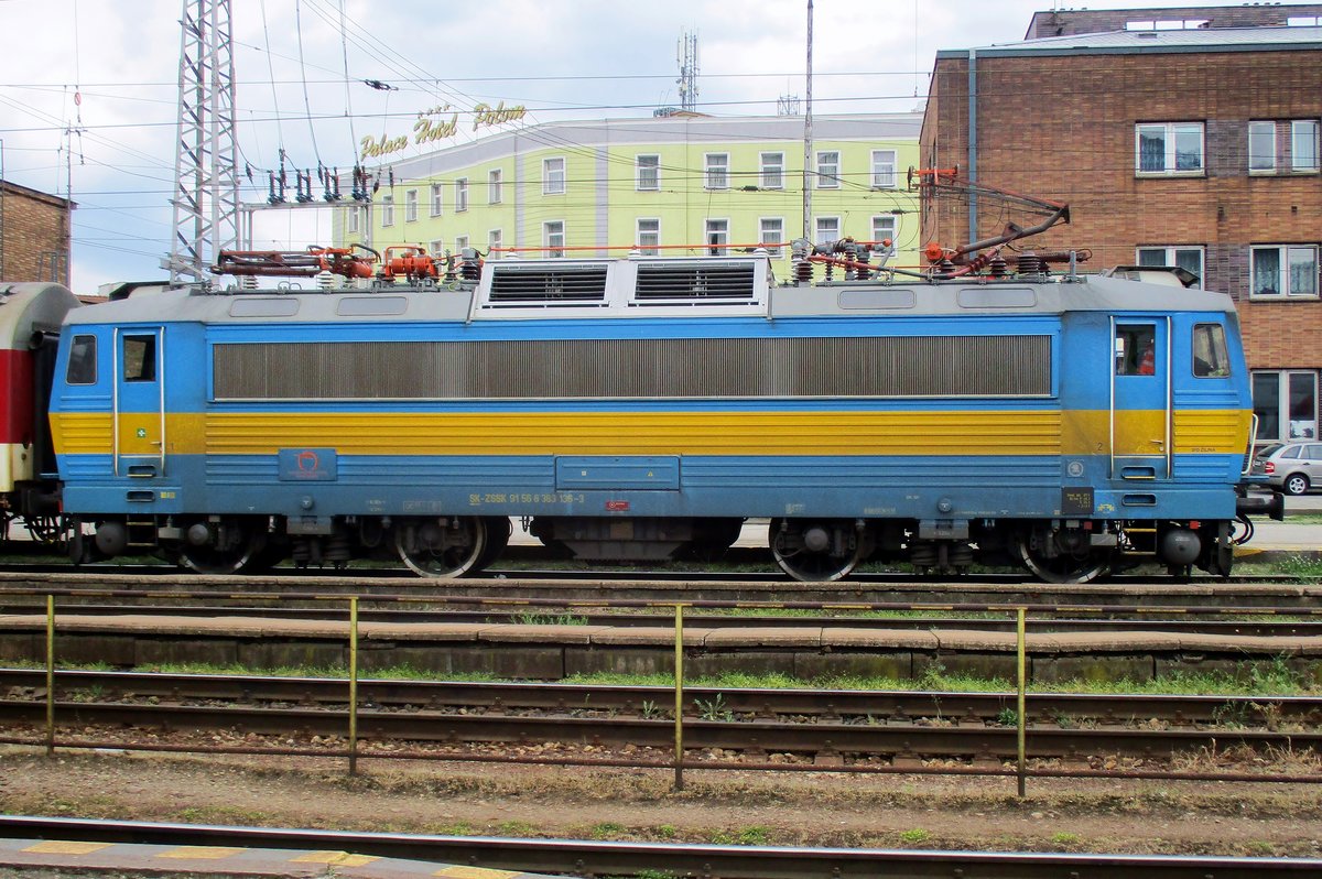 Seitenblick auf 363 136 in Zilina am 14 Mai 2018. Die in 2015 Neulackierung in Originalfarbenpatron ist schön etwa gebleicht geworden.