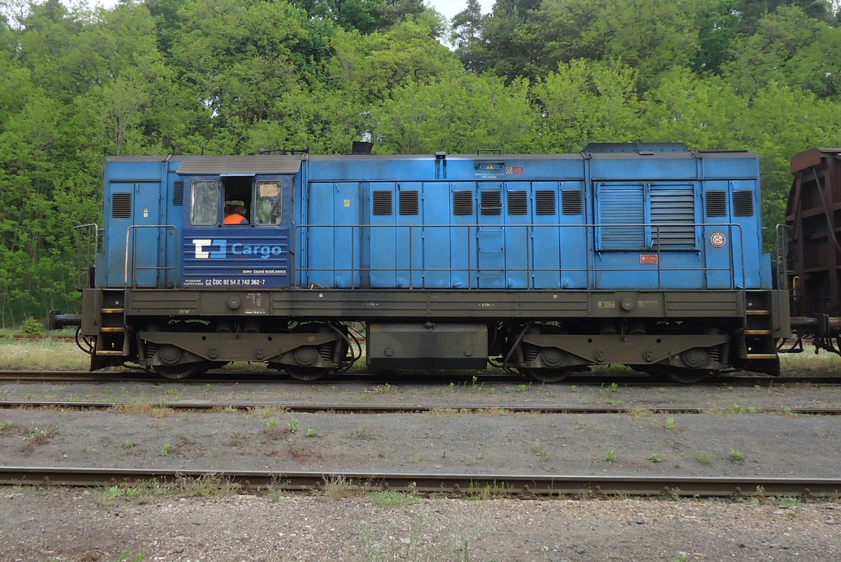 Seitenblick auf 742 362 in Luzna u Rakovnika am 25 Mai 2015.